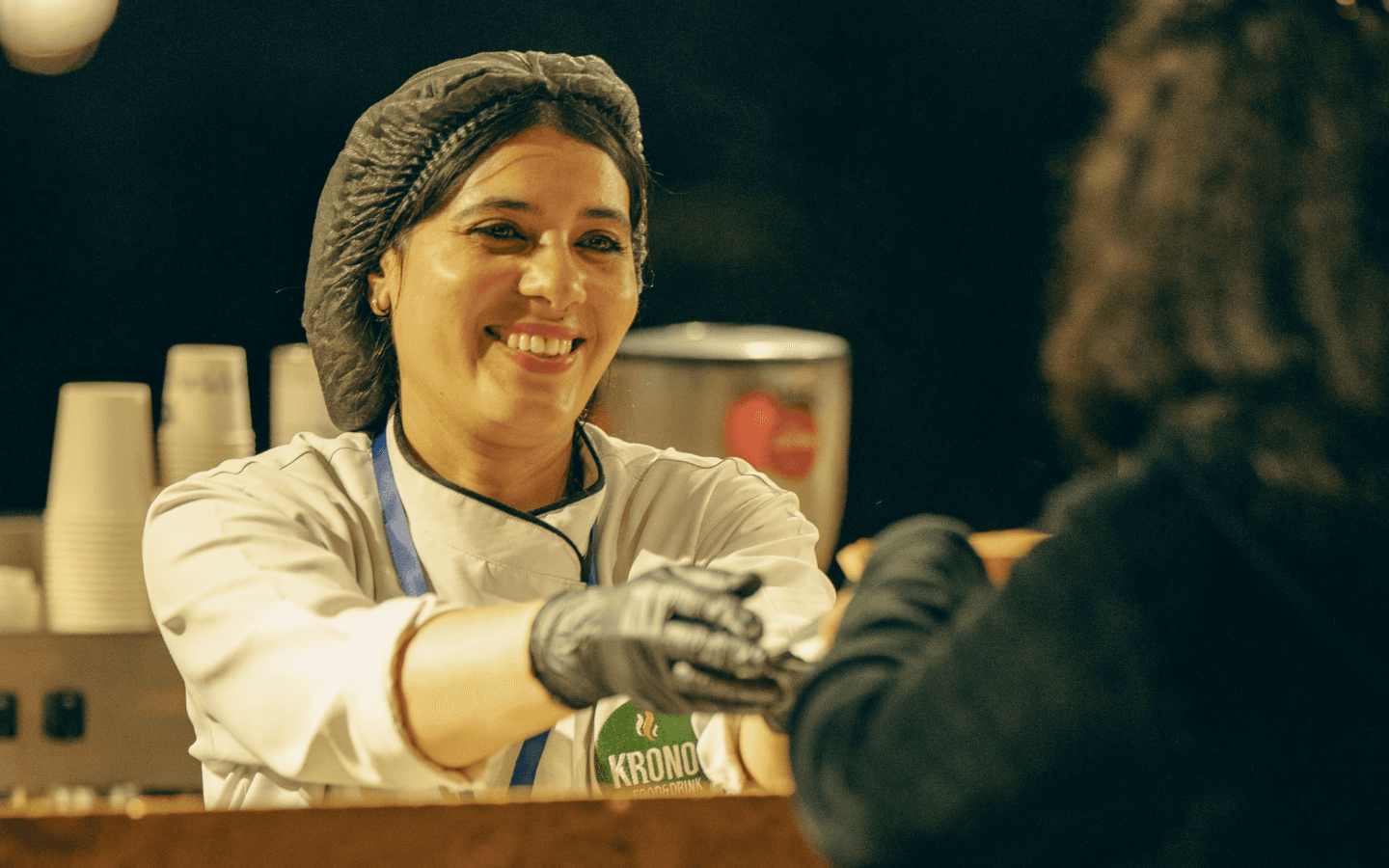 Membre de l'équipe Krono au comptoir